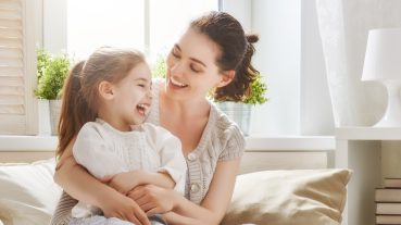 Banknál vagy biztosítónál érdemes a gyermeked számára takarékoskodni?