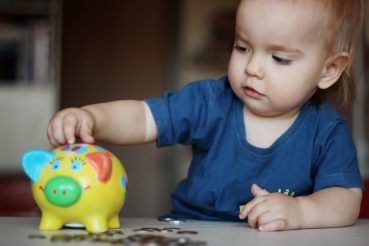 Hasra esett idén a Babakötvény kamata – így tudsz még a gyermekednek takarékoskodni