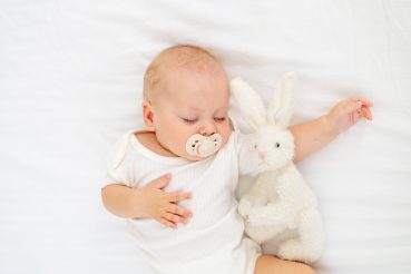 Két évvel meghosszabbítják a gyermekvállalási határidőt a babavárónál