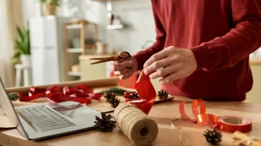 Bőrönd szett, utalványok, extra bónuszok, ingyenes hónapok és robotporszívó – a biztosítók év végi akcióit szedtük össze